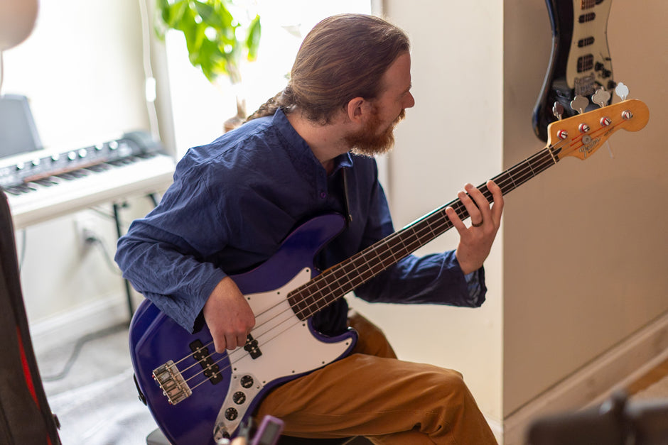 Electric bass recording in studio